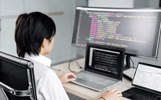 昆明 ,php声明和调用变量的符号是什么？